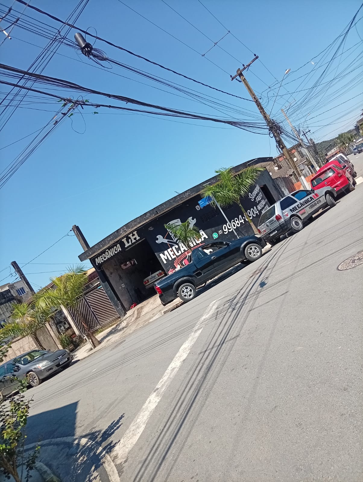 Vista externa da esquina e entrada da Mecânica LH